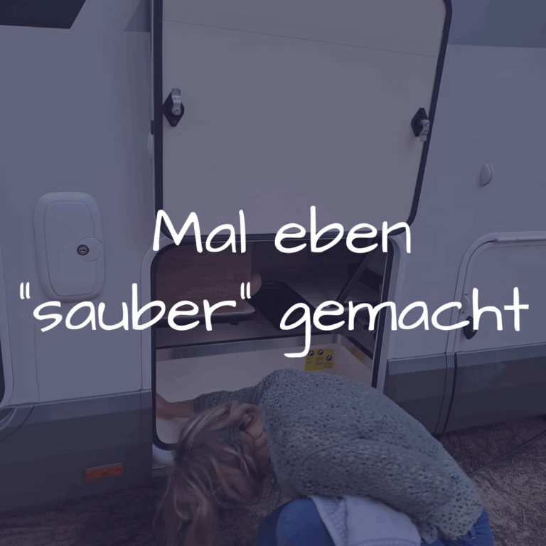 Ich sitze lachend am Boden – das Wohnmobil Wasserleck hat mich nicht klein-, sondern zum Planschen gebracht. Vanlife realness in seiner tropfnassen Form.