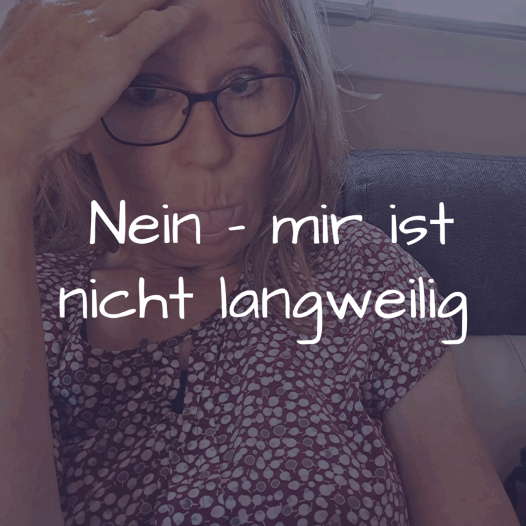 Frau streckt frech die Zunge raus – ein ehrlicher, lebendiger Moment mitten im Vanlife Alltag zwischen Freiheit und Selbstironie.
