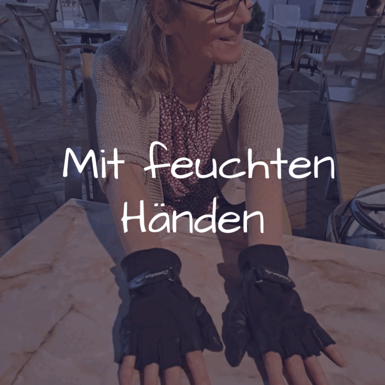 Carmen bei einer Pause während ihrer Wohnmobilreise allein als Frau – mit abgeschnittenen Reithandschuhen als kreative Lösung gegen schwitzige Hände.