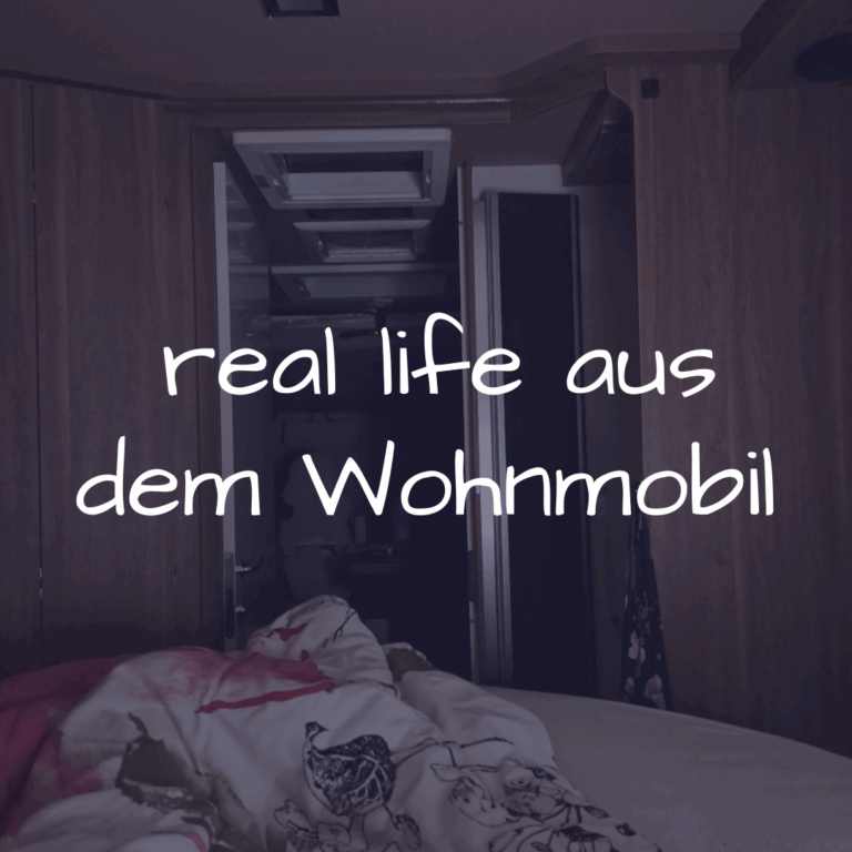 Gemütliche Szene bei Nacht im Wohnmobil – mit warmem Licht und persönlicher Atmosphäre. Echt und nah: ein Einblick ins Wohnmobil Leben.