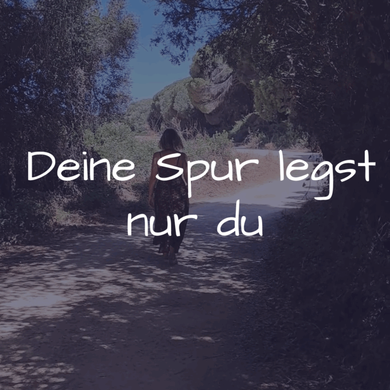 Frau geht allein einen ruhigen Weg entlang – mit weitem Blick nach vorn. Symbolbild für innere Klarheit und die Entscheidung, die eigene Spur im Leben finden zu wollen.