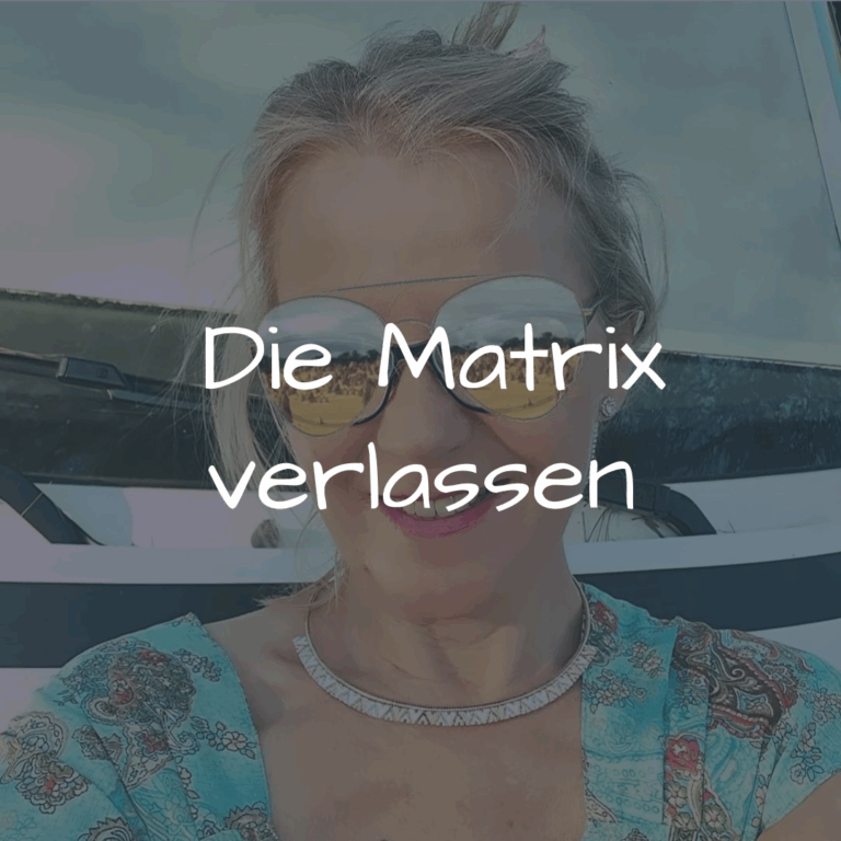 Carmen steht mit verspiegelter Sonnenbrille vor ihrem Wohnmobil – bereit, die Matrix zu verlassen und ihr eigenes Leben zu leben.