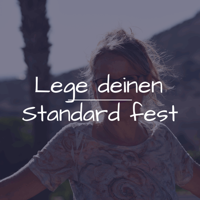 Carmen steht an ihrem Lieblingsort in Andalusien, hinter ihr eine Palme – bereit, ihren eigenen Lebensstandard zu definieren.