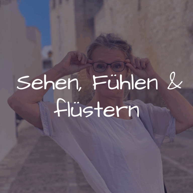 Frau in sommerlicher Stimmung hält ihre Sonnenbrille in der Hand und blickt nachdenklich – ein Moment innerer Einkehr auf der Reise zu dir selbst.