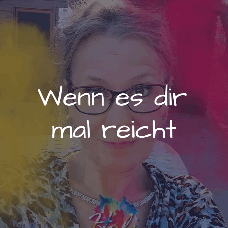 Carmen mit entschlossenem Blick vor farbigem Hintergrund – Symbol für den Wendepunkt, wenn es dir reicht und du für dich losgehst.