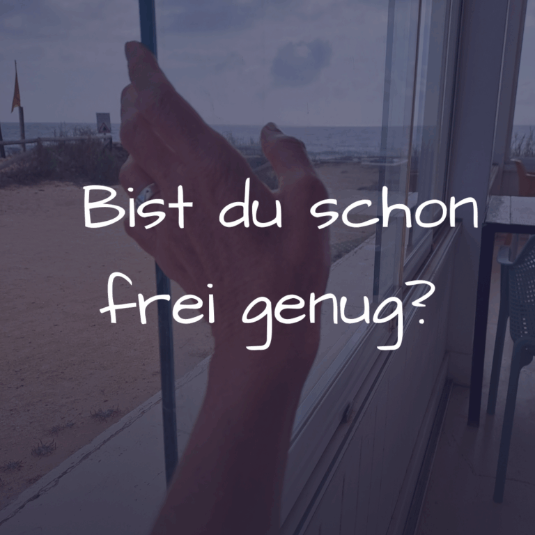 Frau blickt frei in die Ferne – Symbol für innere Freiheit und Klarheit