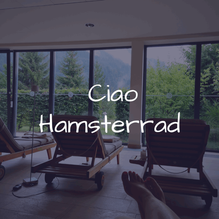 Ruheoase mit Wellness-Ambiente und Blick ins Grüne – Symbol für den Wunsch, aus dem Hamsterrad auszusteigen und neue Klarheit zu finden.