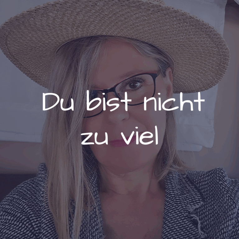 Carmen Rosina sitzt mit Sommerhut im Wohnmobil – ein stiller Moment für alle Frauen, die spüren: Du bist nicht zu viel.