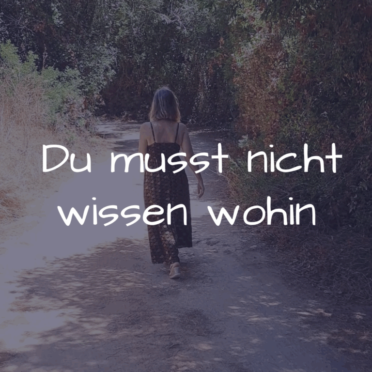 Carmen läuft einen Weg entlang – ein Moment für alle, die spüren: Du musst nicht wissen wohin, um loszugehen.