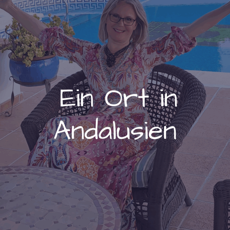 Carmen sitzt entspannt im Sessel, hinter ihr ein Pool – ein Moment der Ruhe und Klarheit auf dem Weg zum Wohnmobil fahren als Frau.