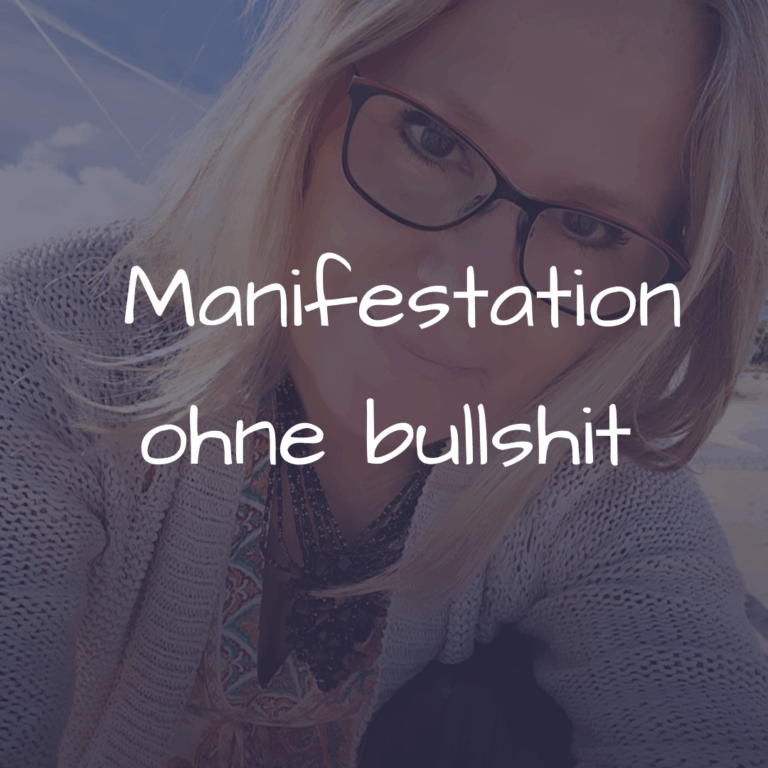 Carmen Rosina mit Brille und weitem Cardigan vor blauem Himmel – Symbolbild für Klarheit, weibliche Kraft und ehrliche Manifestation ohne Esoterik-Klischees