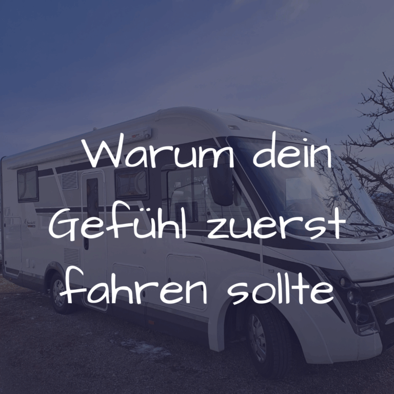 Wohnmobil Rodriguez, ein Mobilvetta K-Yacht 9, vor blauem Himmel – Sinnbild für Freiheit, Alleinreisen und selbstbestimmtes Leben unterwegs