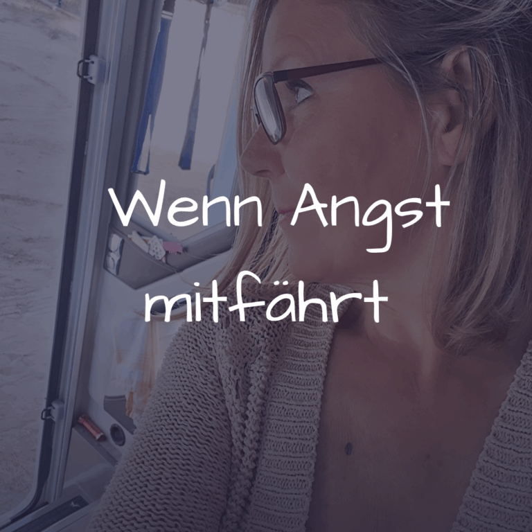 Frau blickt unsicher aus dem Fenster eines Fahrzeugs – verletzlich und nachdenklich. Ein ehrlicher Moment, der zeigt, wie sich Angst beim Reisen anfühlen kann.