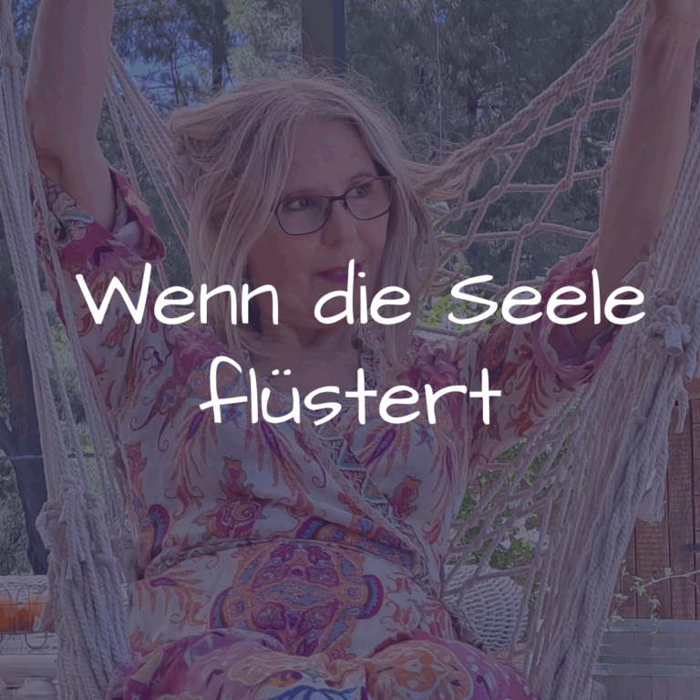 Carmen liegt entspannt in einer Hängematte – ein Moment der Ruhe und Freiheit auf ihrer Reise. Allein reisen als Frau mit dem Wohnmobil bedeutet: bei sich ankommen.